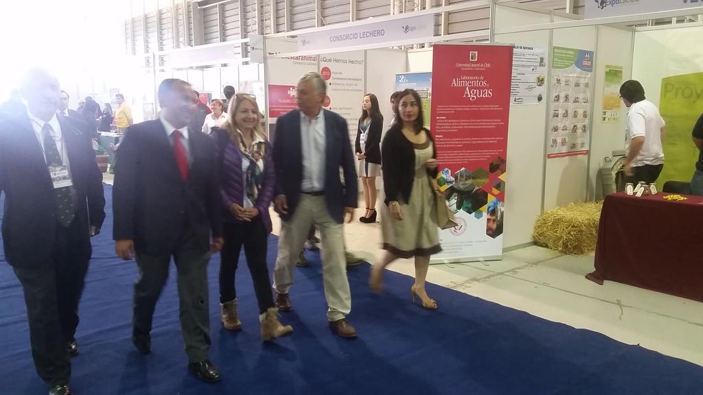 DPRLosRios's tweet photo. Int @EgonElier junto a Ministro @MinagriCL recorren @EXPOLACTEACHILE previo a su inauguración en #valdiviacl https://t.co/IjKGjz6Snk