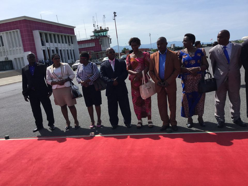 Ikiriho's tweet photo. #Burundi Le PR de @nshingamateka se rend en #SouthAfrica pour rencontrer @SAPresident avec message de @pnkurunziza https://t.co/rXHuE1F19F