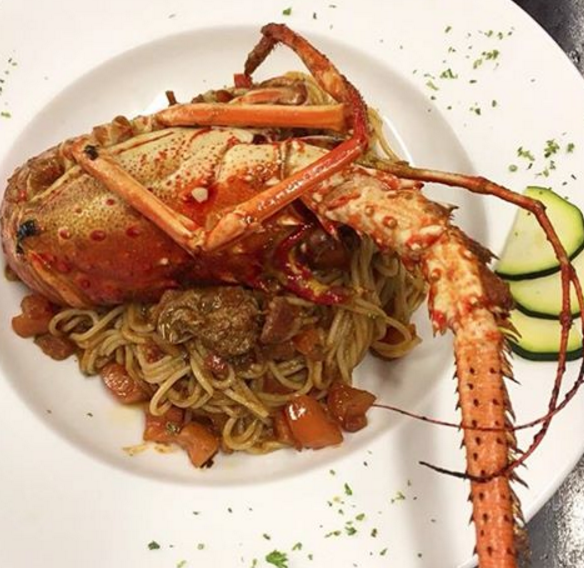 damarcellorist's tweet photo. Espaguetti con langosta al fileto di pomodoro ¿Provoca? https://t.co/Xv10WfGOef