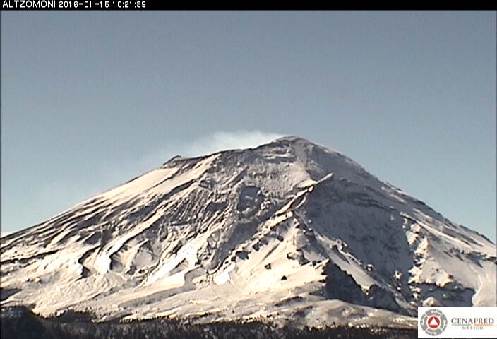 InfoMeteoro's tweet photo. El #Popocatépetl e #Iztaccíhuatl completamente nevados se observa esta mañana. #PasoDeCortés 5°C actualmente https://t.co/WYUj3camBK