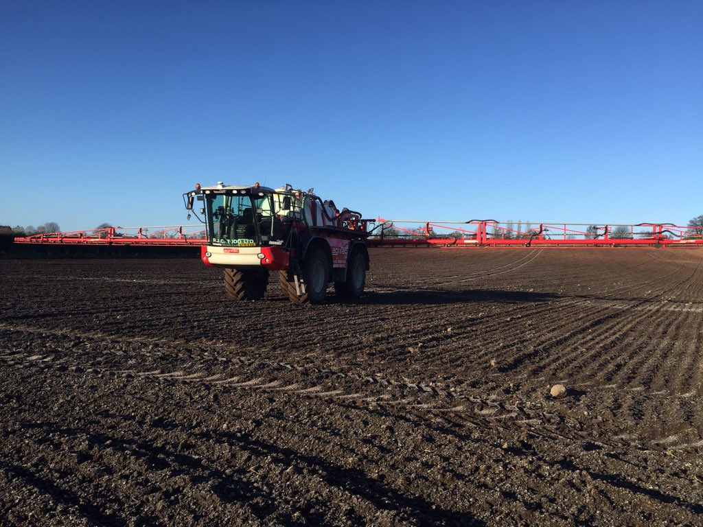 david_mattocks3's tweet image. 2016 fert spreading has started and traveling well #Agrifac endurance