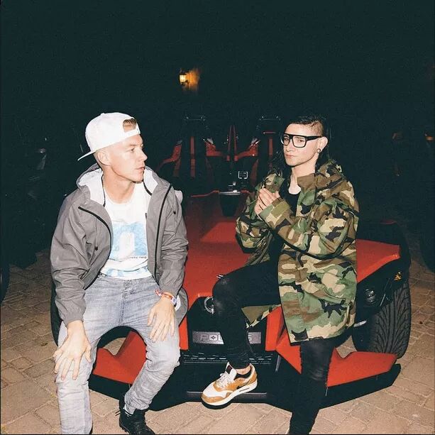 skrillexpy's tweet image. Hoy esta de cumple @Skrillex 🌌👽🎶 en marzo estará aqui junto a Diplo como Jack Ü!