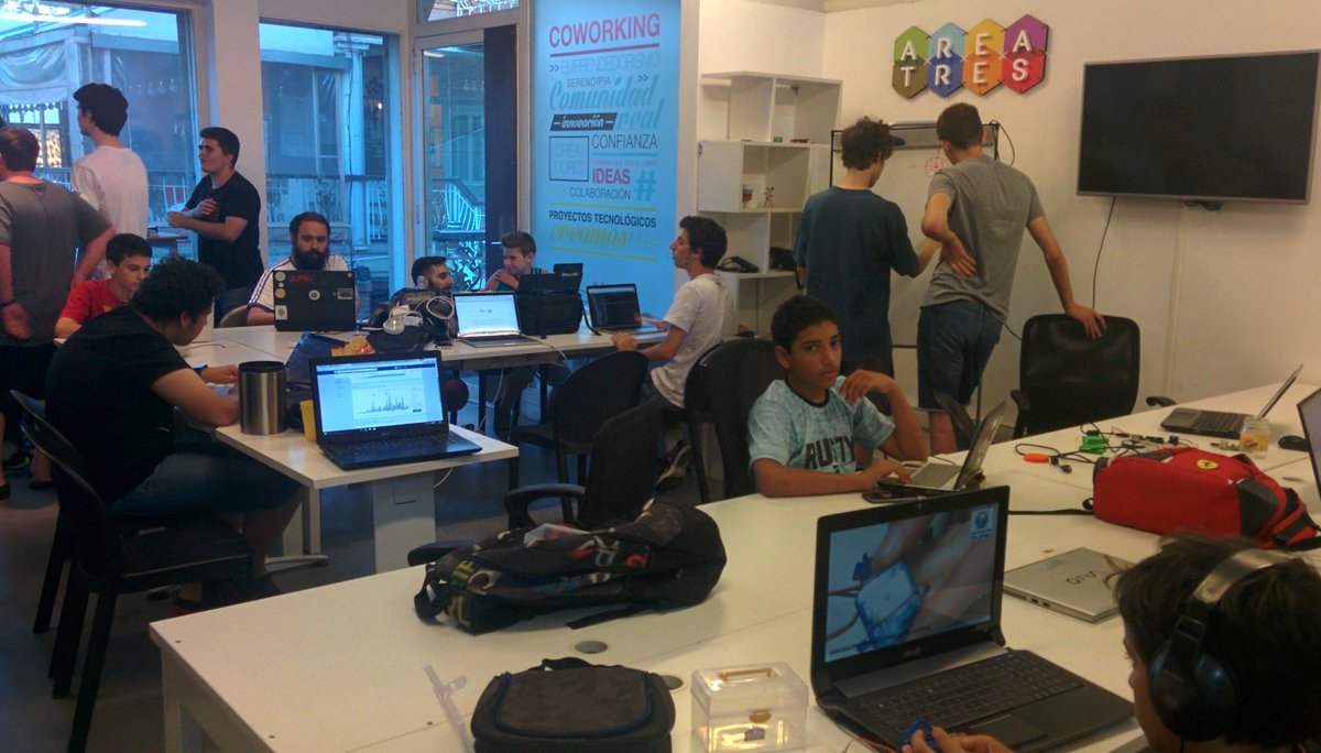 creactivis's tweet photo. Los chicos disfrutando del taller y del verano. https://t.co/rEbWReZ0Tw