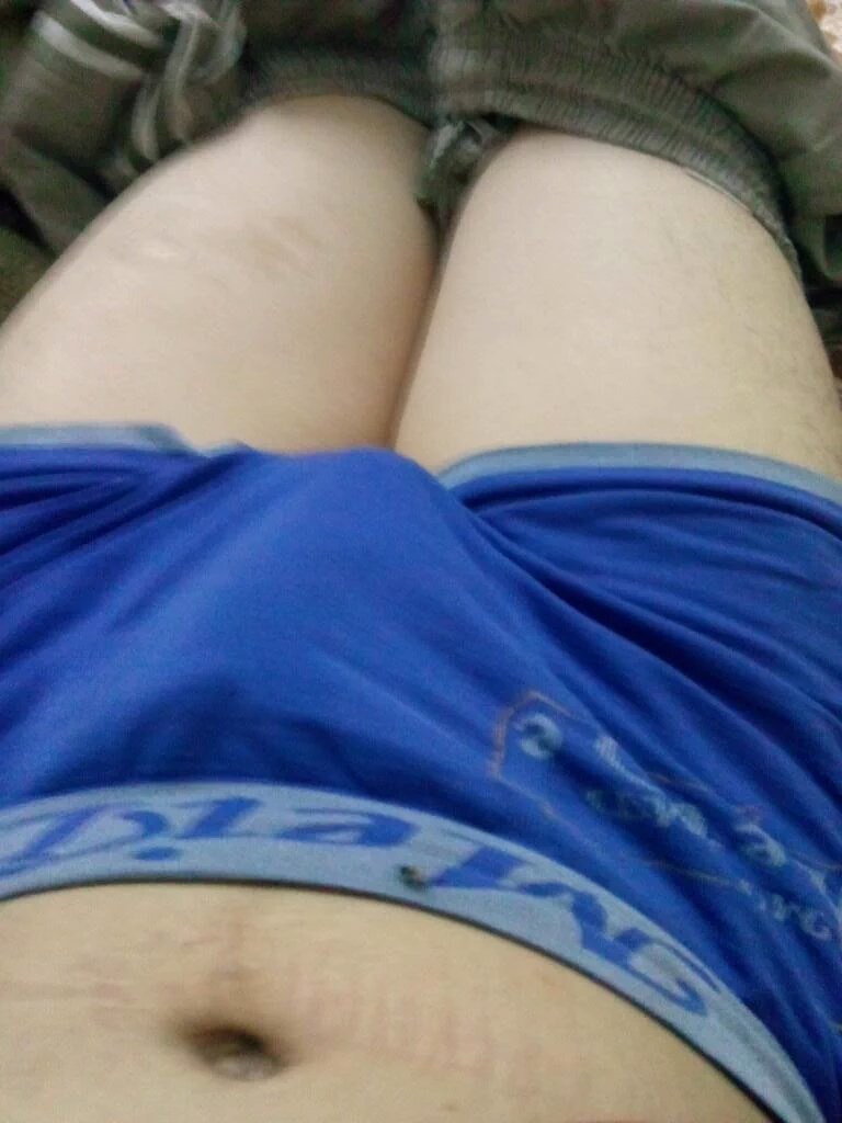 من يجزم ينزل البوكسر ويمث كتكوتي وفخوذي الموجب لا اشوفه 😊