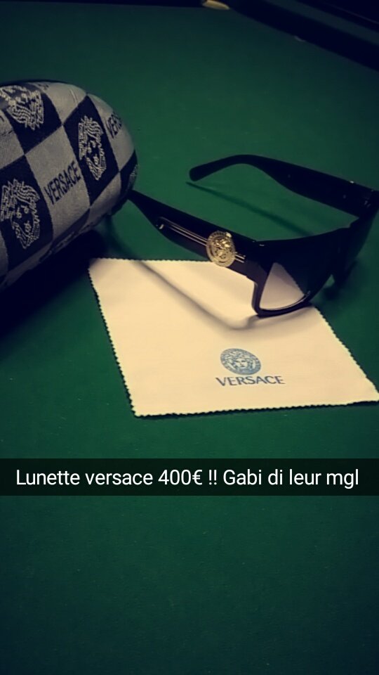 dano9245's tweet photo. Je me console chez versace !! 💪 https://t.co/HD6jQBnm8G