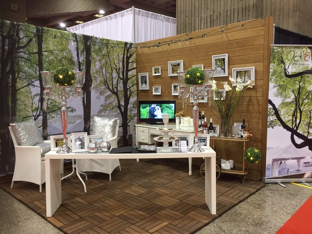 au_jardin's tweet photo. Notre kiosque la semaine dernière. #legrandsalonmarionsnous #mariages #aujardindemmanuel #oka #verger #vignoble https://t.co/WMPo35uiNU