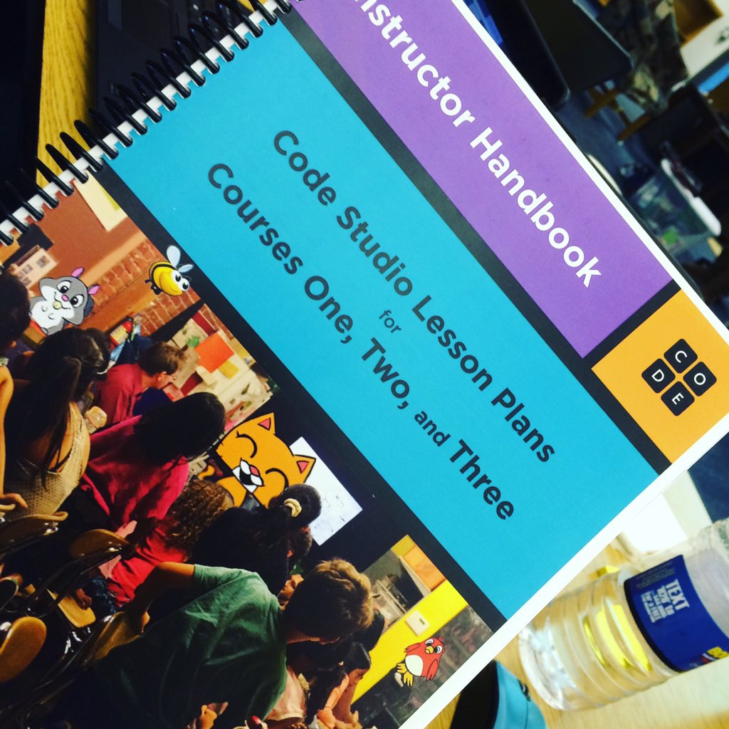 StarrReadnRun's tweet photo. With @askatechnogirl and @KoriParkinson learning about @codeorg #learninglibrarian https://t.co/SRSYsjSsae