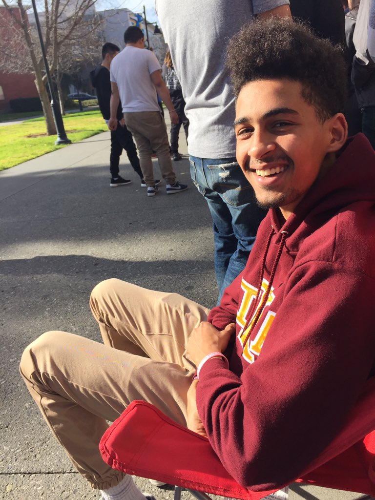 brandonkeup's tweet image. @djcarnage he's been waiting since 5 am. #iliketuh #waitinline #getturnt