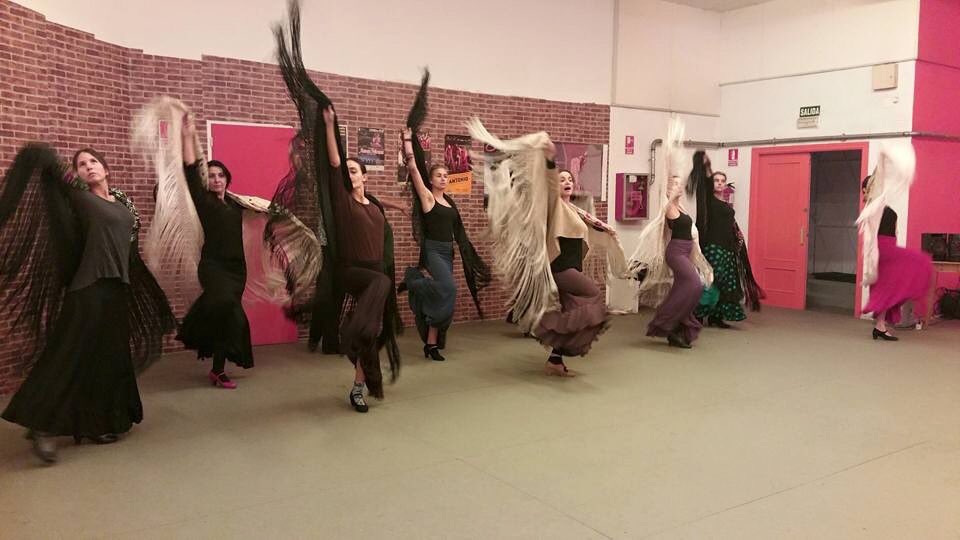 danza_escuela's tweet photo. Clases de manton con mis chicas.  #DanzaTrini  #flamencopozuelo #manton https://t.co/6RAAsDHUv5