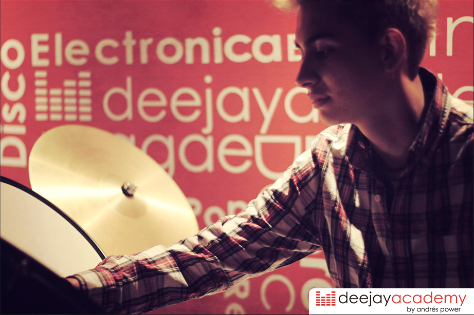 DeuxMindsRecord's tweet photo. Cursos personalizados, 100% garantizados. Deejay Academy Bogotá by Andres Power. https://t.co/cSWLB3MgGy https://t.co/yqiqNhdzv1