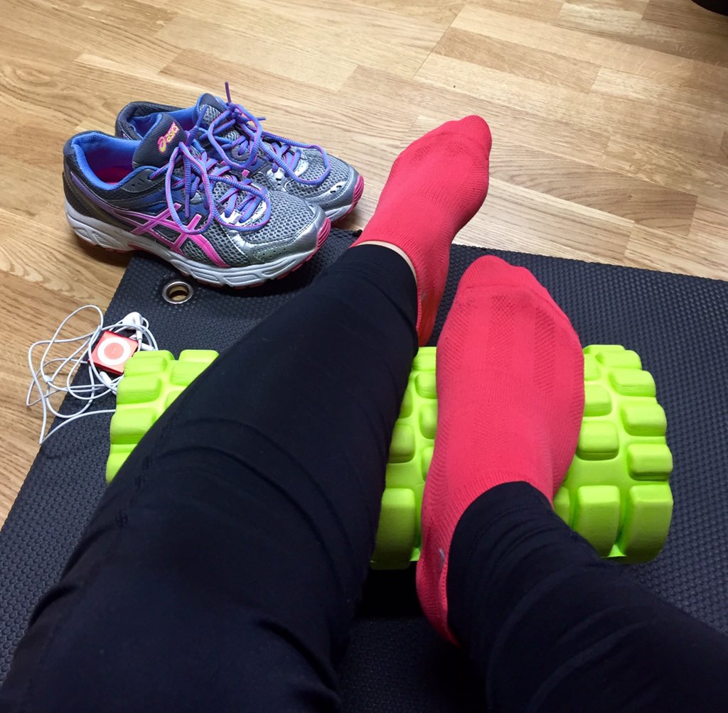 zetx_2509's tweet photo. #foamrolling is #runners' bestfriend 😽 #asic #ipodshuffle #nike #justrollit https://t.co/GjDIfeehLF