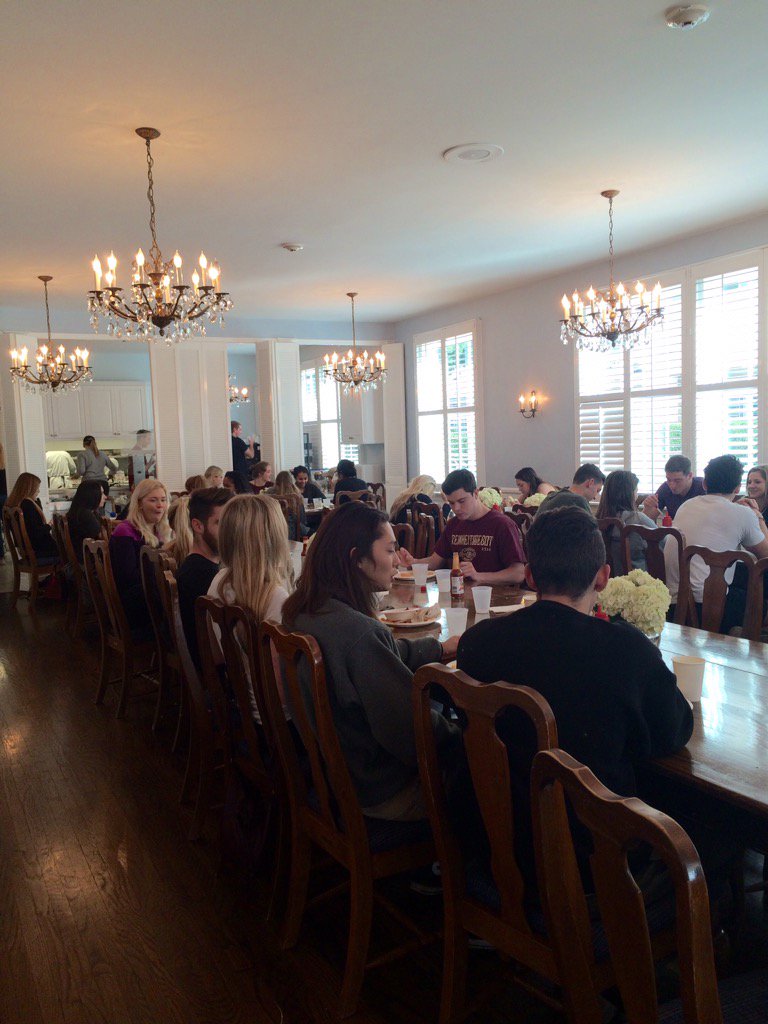 uscpiphi's tweet photo. So good to be back and brunching in our beautiful house for a new semester🍓☕️🍴 https://t.co/CYJRDBu93a