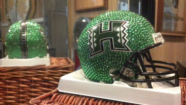 NCAAHelmets's tweet photo. @HawaiiFootball must've went to @ThatsJared #Hawaii #Rainbow #Warriors #GoBows #Aloha #Oahu #NCAA #Football #Helmet https://t.co/aAGJopxEtA