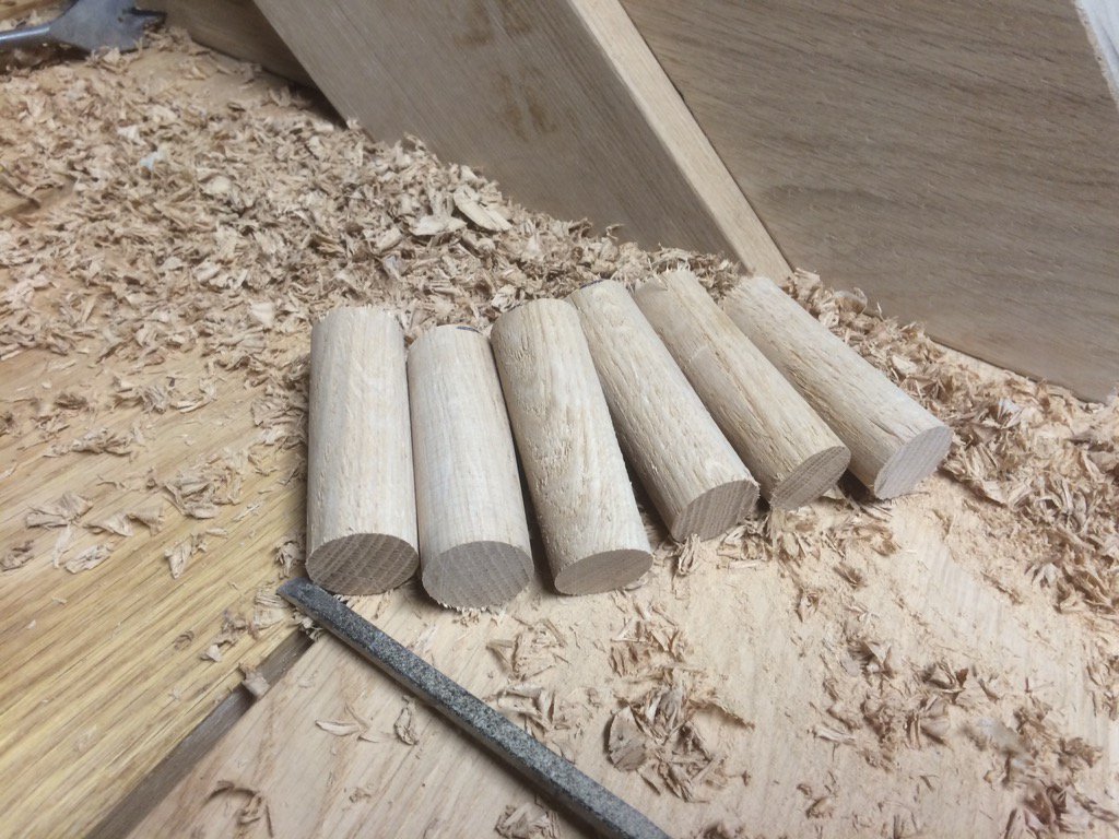 GMarkvoort's tweet photo. Mooie picknickbank. Met mooi hout van @kasteeltwickel #ambacht #eiken #tafel https://t.co/dcVLP4dDpY