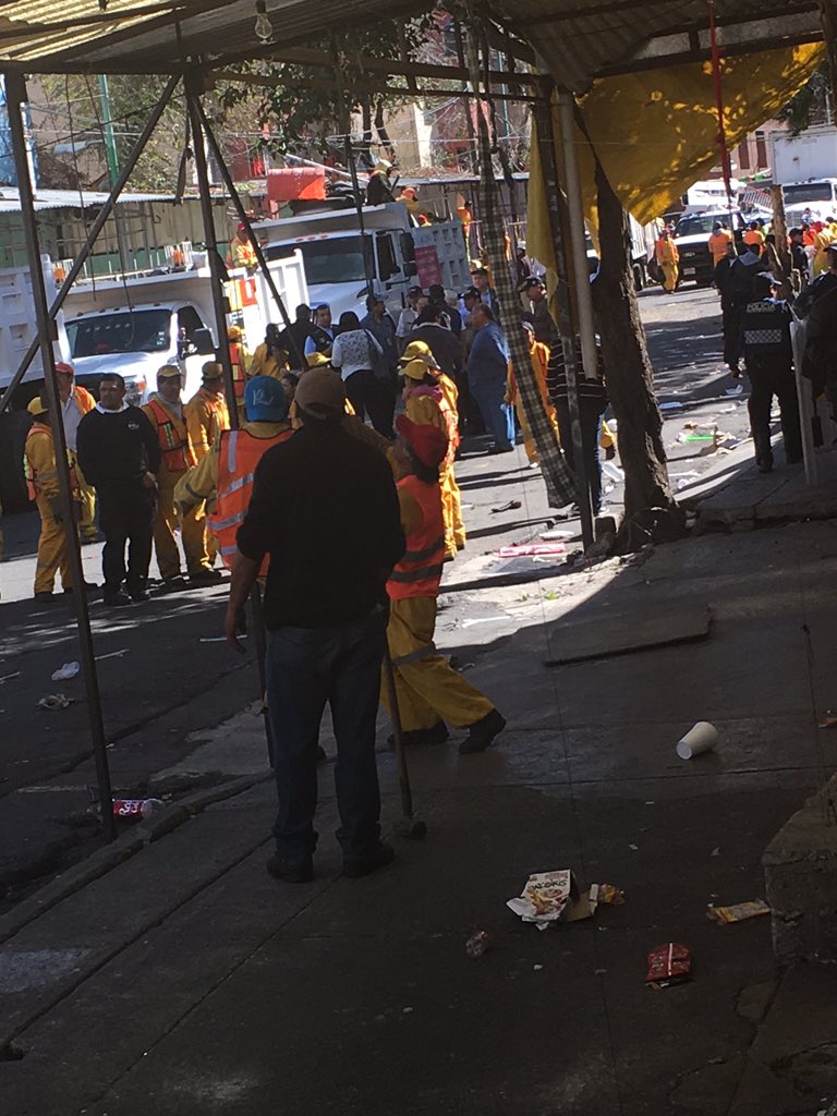 alba_hm's tweet photo. Asi destruyeron, decomisaron toda la mercancia y sacaron a locatarios en plaza San Antonio Abad 1 y 2 @PGR_mx @SATMX https://t.co/vv1ZHtbeZm