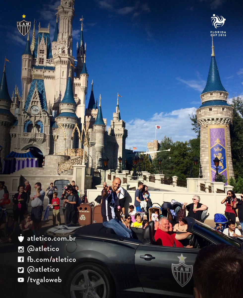 #Galo é representado na Disney Parade pelo embaixador Marques! #FloridaCup #YesWeCAM