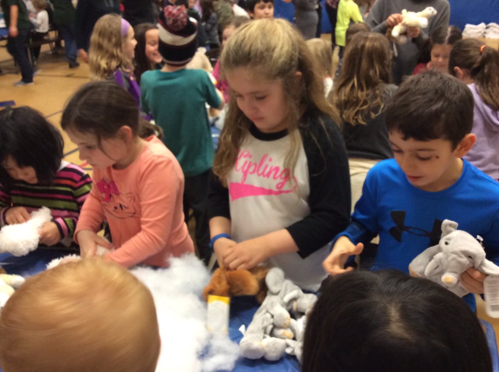 mrsmalek109's tweet photo. Showing how #kiplingcares with the #kindnessconnection. Working together to serve others! #kip109 #engage109 https://t.co/knWWSv7kQk