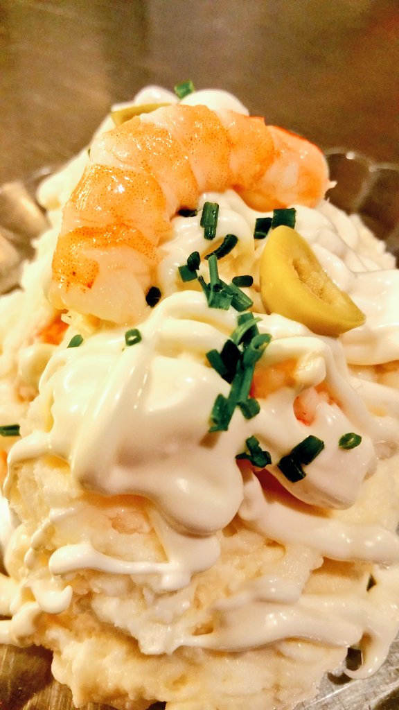 WendyGamba's tweet photo. #Buenasnoches menuda pintaza nuestra #ensaladilla de #gambas,patata machacada #aceitunas y mayonesa #Malaga #gastro https://t.co/jXsNzY7ebN