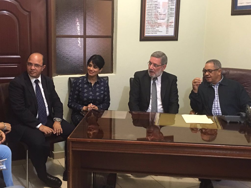jDomingoBatista's tweet photo. @RodrigMarchena y Miguel Angel Núñez, gobernador se reúnen con comunicadores de Santiago Rodríguez. https://t.co/Dfphx4pchM