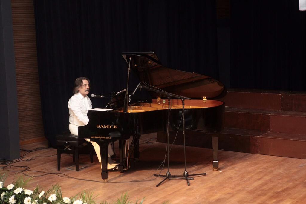 "Böylesine sevilecek bu dünya
Yaşadım diyebilmen için." Nâzım Hikmet Kültür ve Sanat Evi halkımızın hizmetine açıldı