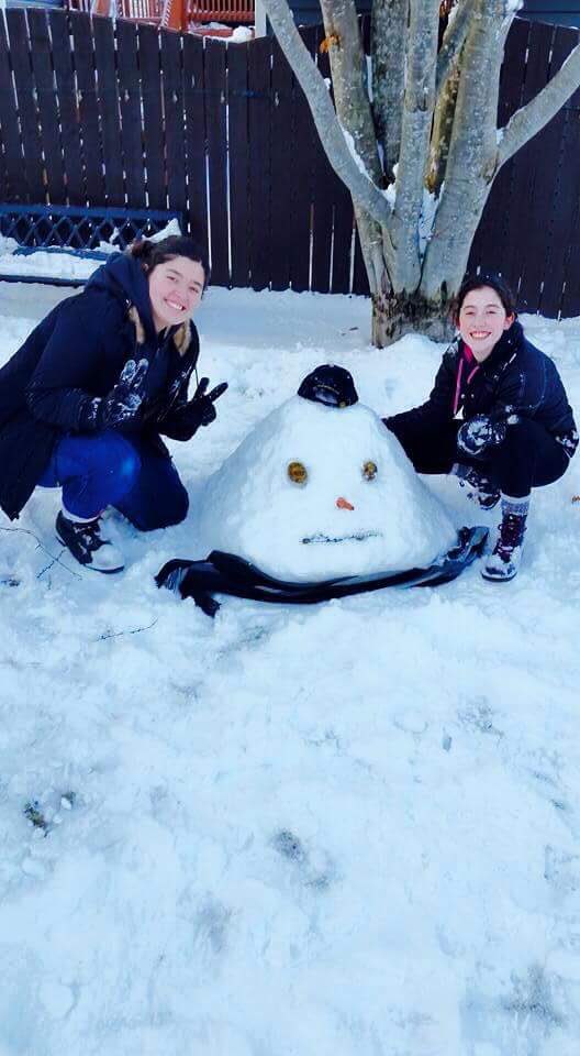 Andrea and @Collita_Mor_Alc making a snowman