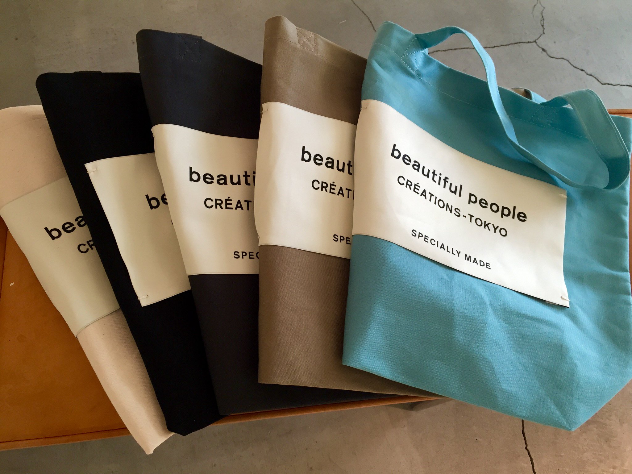 Beautiful People 公式 Na Twitterze 本日よりビューティフルピープル青山店にて16 Pre Spring 新作第３弾が先行発売 ご好評いただいている直営店限定のネームトートバッグは新色が仲間入りです 青山店 オンラインショップにて発売中 ぜひ