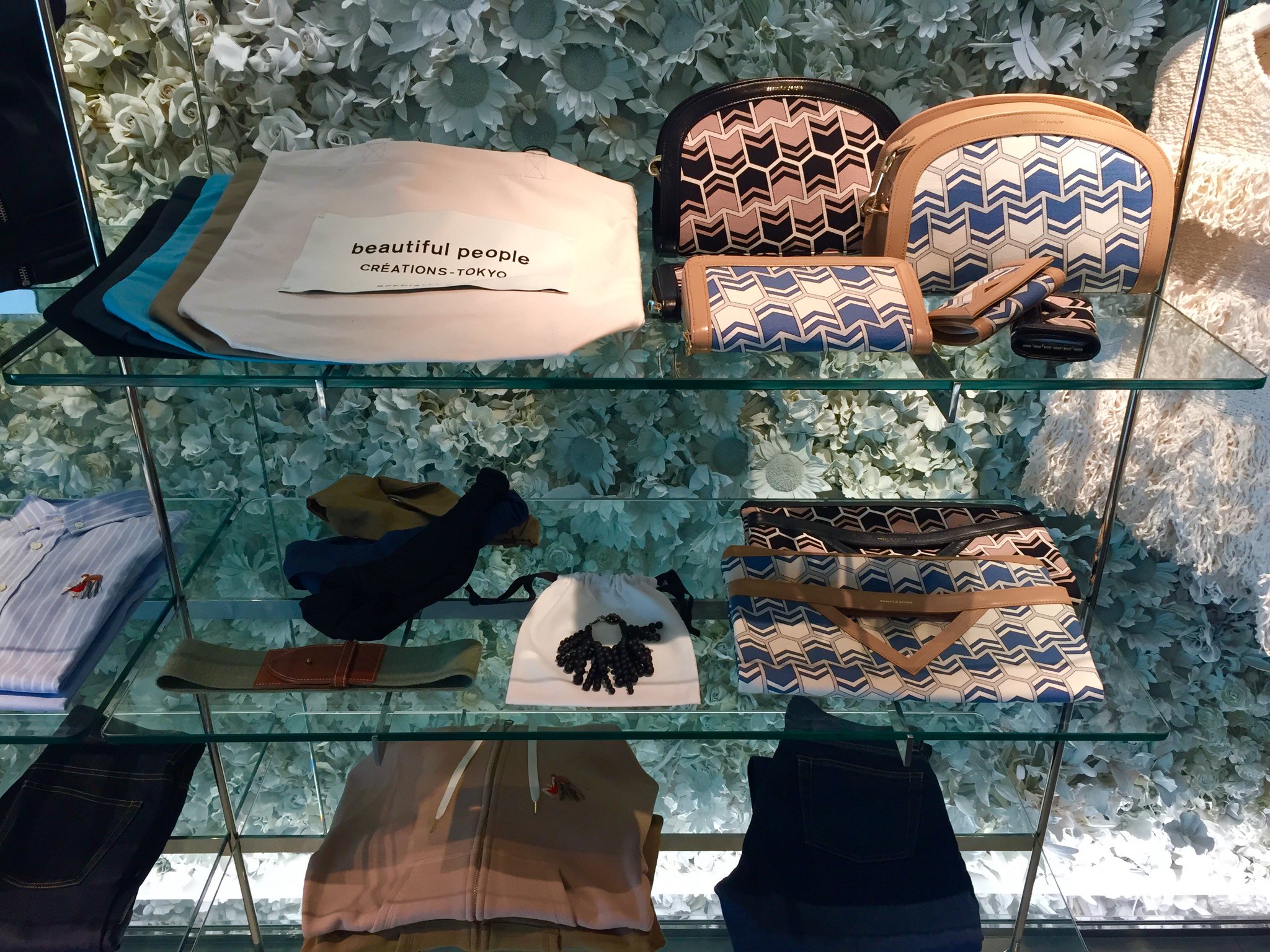 Beautiful People 公式 Na Twitterze 本日よりビューティフルピープル青山店にて16 Pre Spring 新作第３弾が先行発売 ご好評いただいている直営店限定のネームトートバッグは新色が仲間入りです 青山店 オンラインショップにて発売中 ぜひチェックしてみて下さい