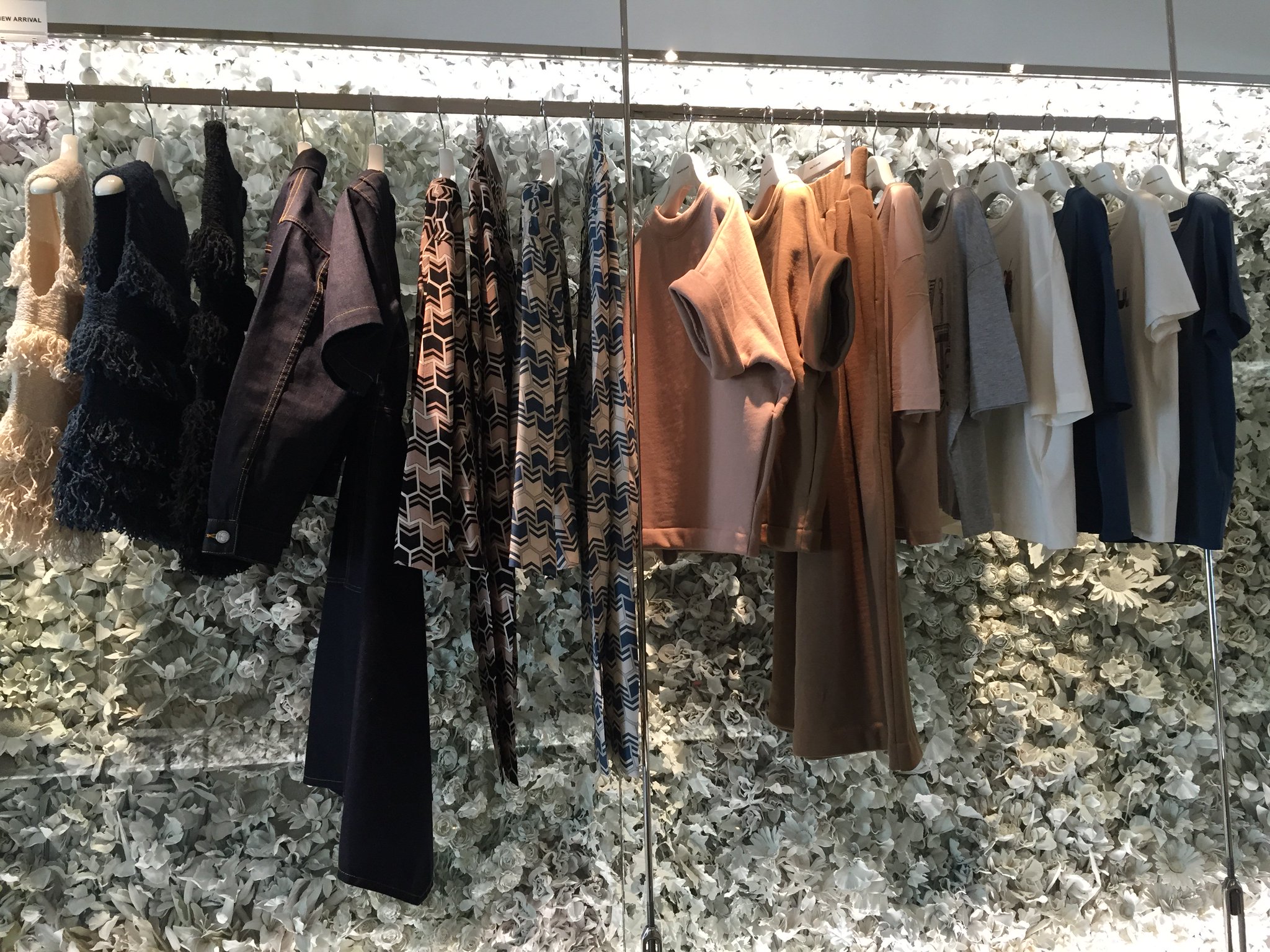 Beautiful People 公式 Na Twitterze 本日よりビューティフルピープル青山店にて16 Pre Spring 新作第３弾が先行発売 ご好評いただいている直営店限定のネームトートバッグは新色が仲間入りです 青山店 オンラインショップにて発売中 ぜひチェックしてみて下さい