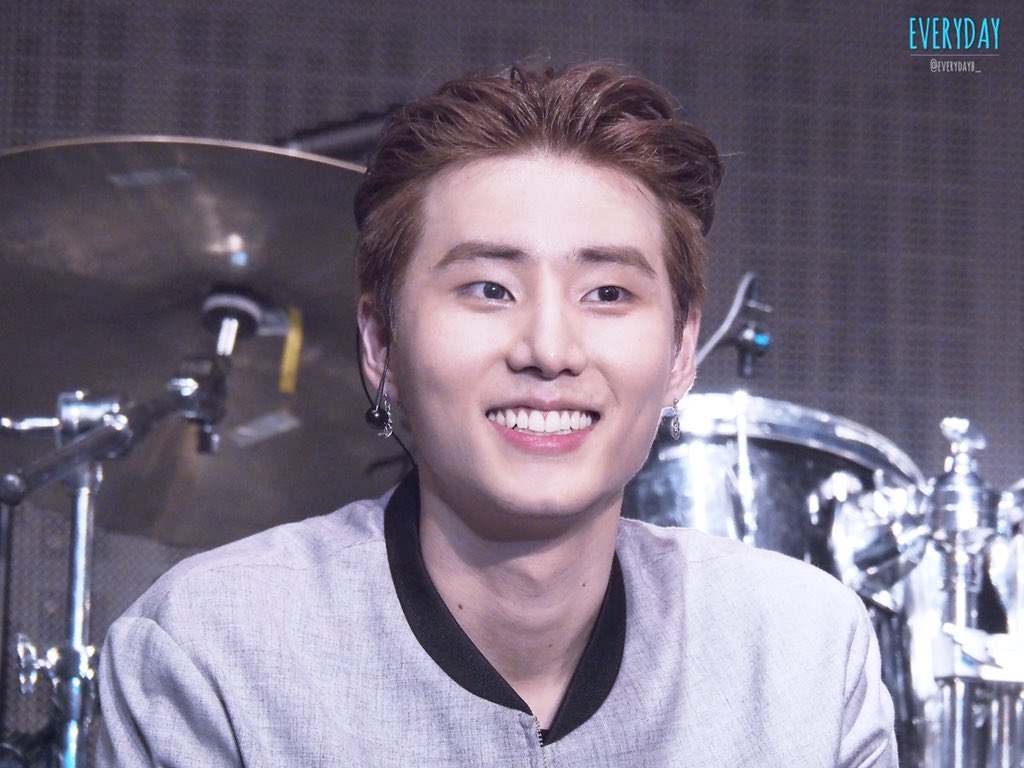 CYz6uQPU0AIvxR_.jpg:large