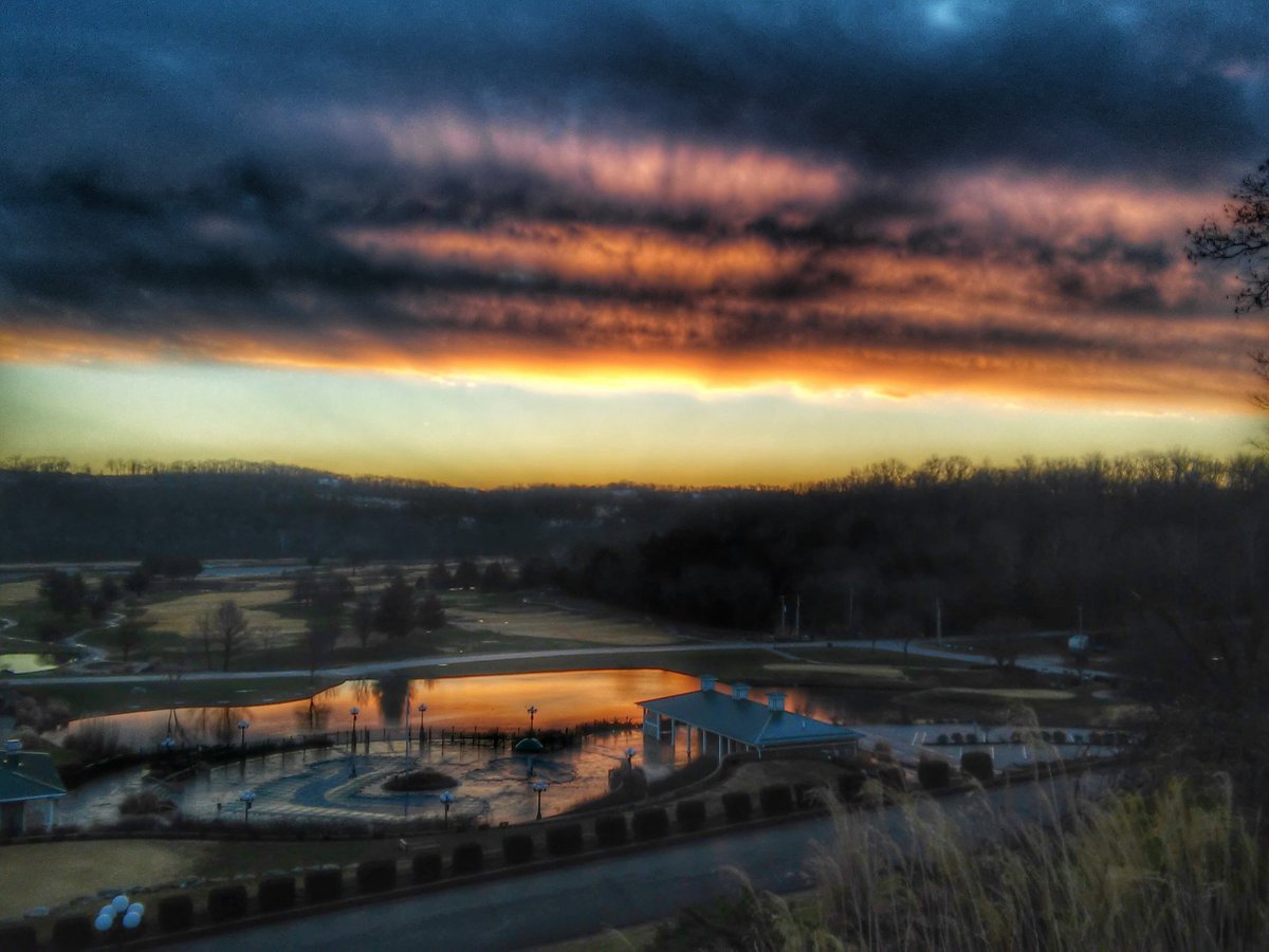 thechaddywaddy's tweet photo. @wunderground This morning's #FilteredFriday sunrise @OsageNational Golf Resort in #LakeoftheOzarks #Missouri #wutv https://t.co/51vVckMxiF