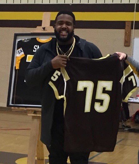 AbbeyECampbell's tweet photo. Thanks @DSmith_76 for visiting hOMe and sharing inspiring words with @OMHS_Eagles #EaglePride https://t.co/aNo9zY8sxs
