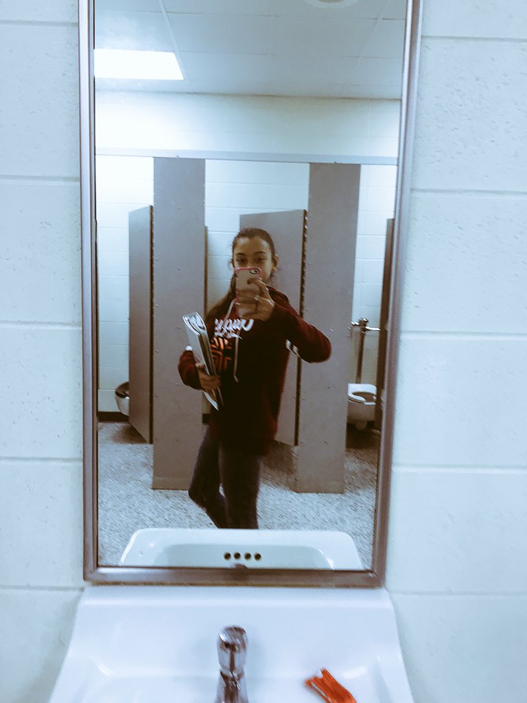 farrah569's tweet photo. Girl why you always hack ma phone @ciriany https://t.co/CHwwC7cZX2