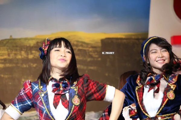 amrachx_'s tweet image. *10  min salam @dahSyatMusik ke @kinalJKT48 @veJKT48 
👇ini yg namanya Ve&amp;amp;Kinal👇
#JKT48OnDahsyatRCTI