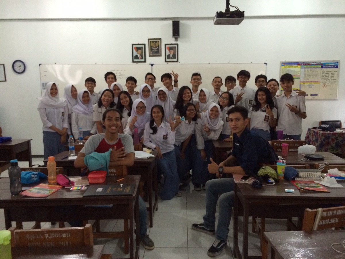 PlatF_UNS's tweet photo. @SMAN9Bogor luar biasaaa, semoga sukses teman2 kami tunggu di UNS yaaa👍😊 https://t.co/jvwV4ka6FT
