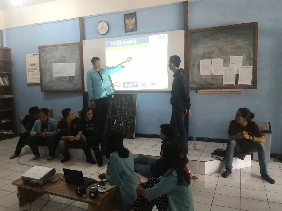 kaka2 yg lagi kasih info ke anak2 <a href="/SMABBS_official/">SMA plus BBS Bogor</a> , semoga sukses temen2 kami tunggu di UNS yaaa👍😊