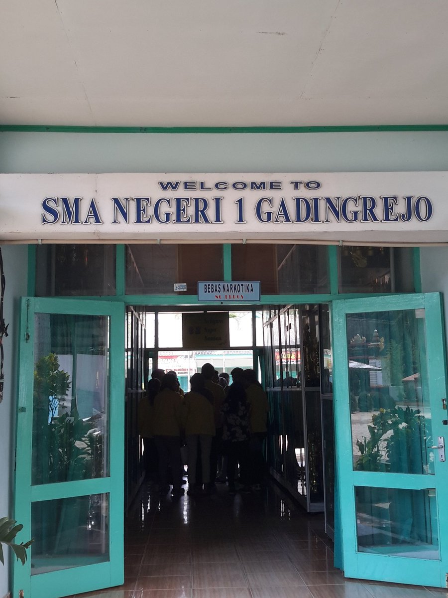 Para crew broadway telah sampai di <a href="/SMAN1_GDR/">SMAN 1 GADINGREJO</a> . Get ready to #ActYourRole actors!!