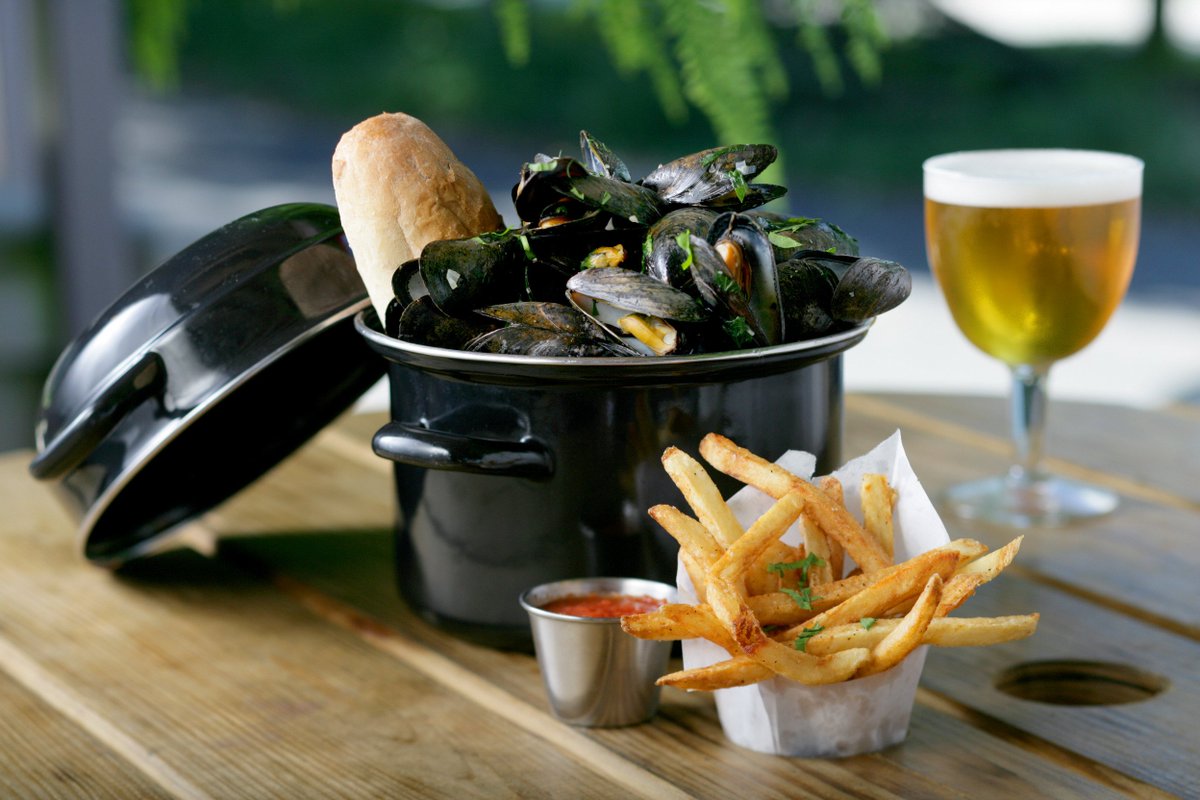 BruggeBrasserie's tweet image. Brunch with us now, #IndyWinterfest goers, &amp;amp; mussel up with us after. Pouring special fest sour TMCR now.