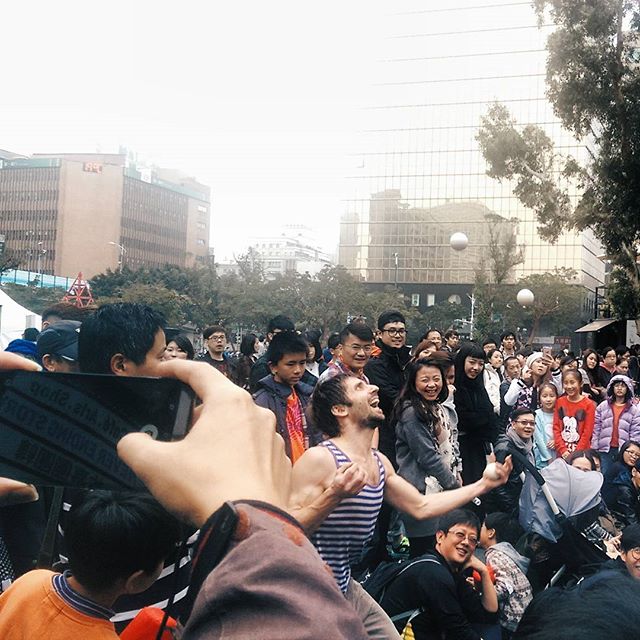 LECHATVL's tweet image. valentinlechat.com/faces-out
FACES 臉 2.6 by VL 
DoubleHeads Juggling 
2016-01 30 &amp;amp; 31 #華山1914 2pm to 6pm
SAT &amp;amp; SUN!!!