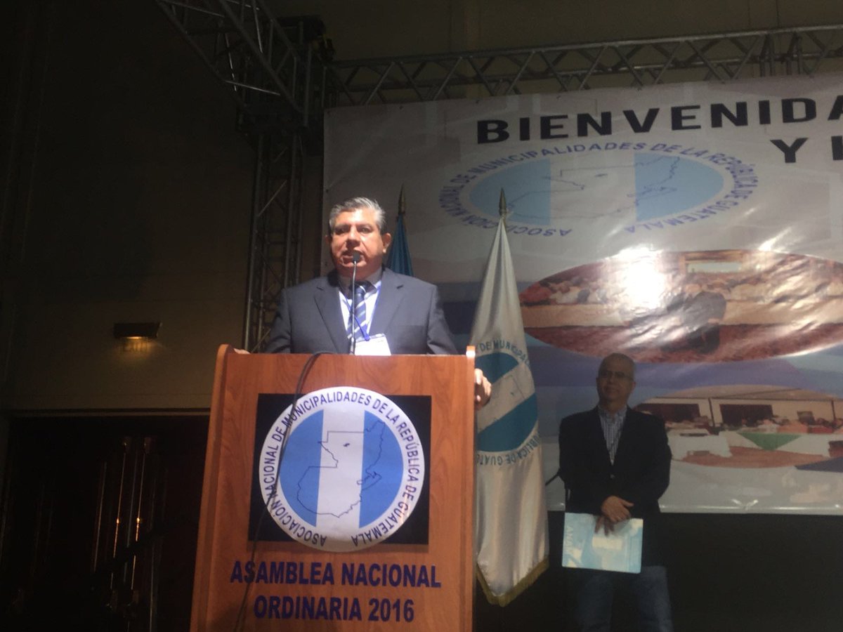 Isaías Martínez, presidente de la #ANAM, brinda un mensaje de bienvenida a los asistentes a la asamblea.