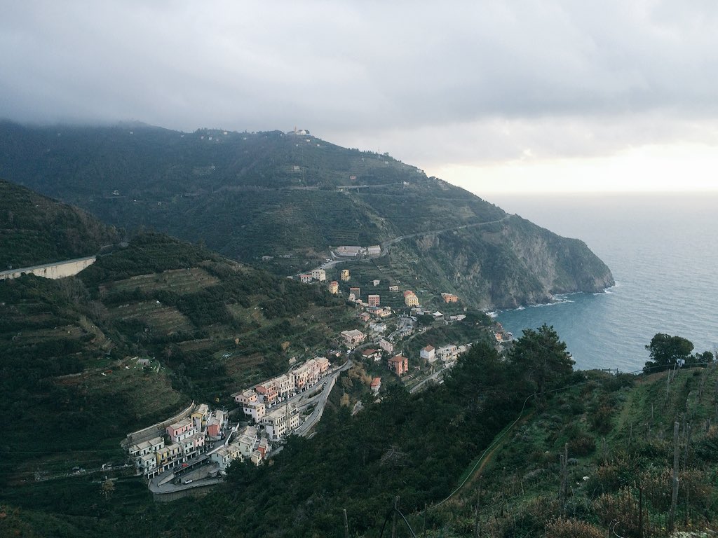 aireandomundo's tweet photo. Nada como una buena excursión para acabar el día. Subida de #Riomaggiore a #Manarola, en #cinqueterre https://t.co/YrWuzd4qn4