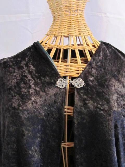 ssfdesigns's tweet photo. Cape black, victorian cape, steampunk cape. long cape, cosplay ca… https://t.co/7bcQL7Q4zc #vintagedress #Ssfdesigns https://t.co/O5zIWGFR0N