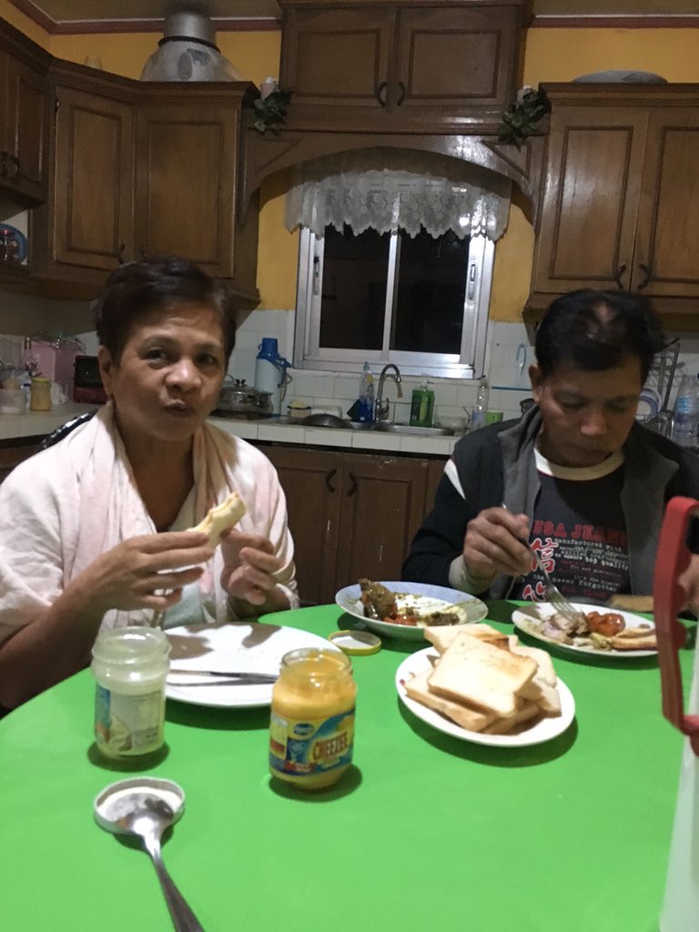 Jayson_rbls25's tweet photo. #ParentsBonding ☺️😊 mum and dad are eating their dinner #FamilyGoals 👪 https://t.co/H6i5dfavqT