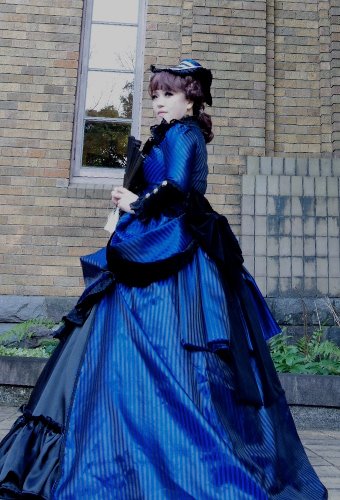 アトリエshione ちなみにこのドレス 一応ヅカ衣装的にはバッスルドレスカテゴリーですが 全くもって実際のバッスルドレス とは構造もラインも違いますのでwこんなに膨らませて着るバッスルないからww公演中も見てて思ったけど謎のドレスラインなんだよ