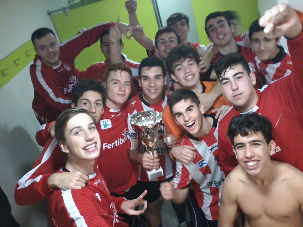 bmpuertosagunto's tweet photo. Los grandes lo demuestran en las finales ! Exhibición JuvC, en final título de 2ª Autonómica @Fbmcv 40-15 a LLiria https://t.co/RAYPU8eiRo