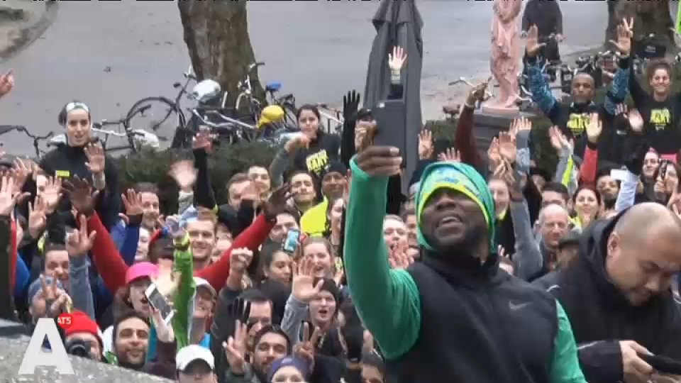 Beetje regen: geen probleem. Tientallen mensen gingen hardlopen met komiek <a href="/KevinHart4real/">Kevin Hart</a> at5.nl/s/DBN
