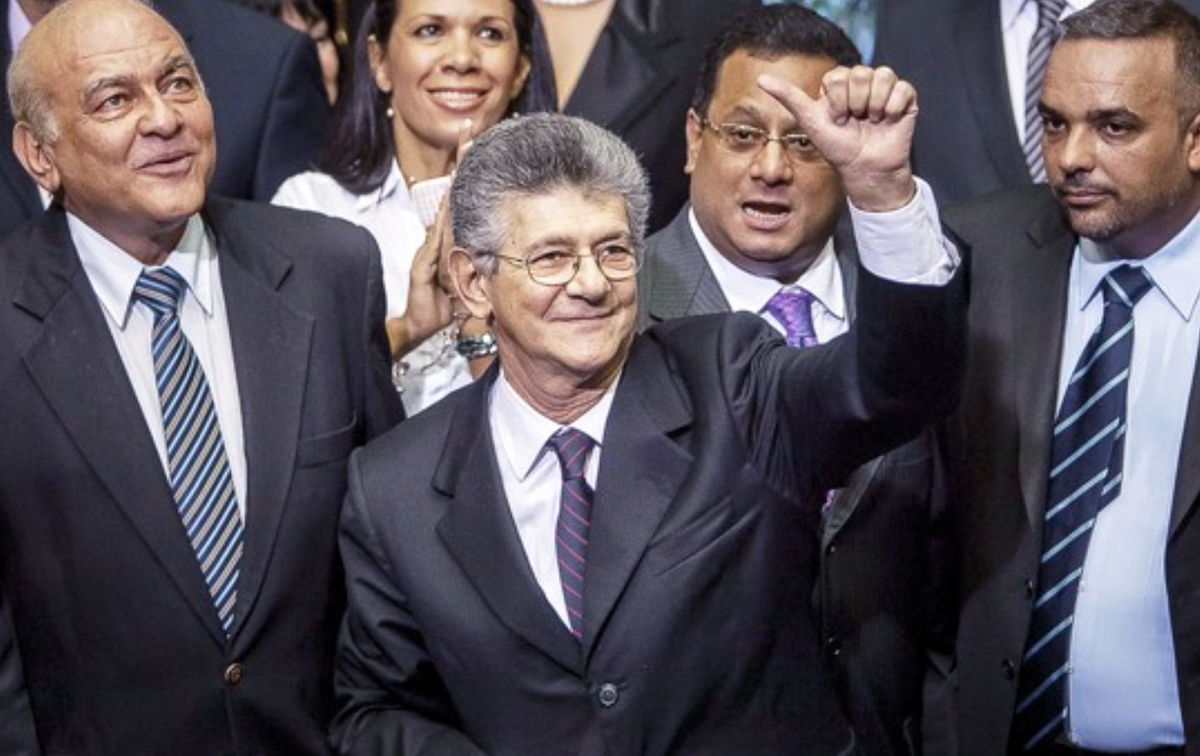 ElGuacarnako's tweet photo. A Ramos Allup "Ya no pueden detenerlo" cada dia se le acercan espontaneamente mas personas para mentarle la madre
https://t.co/iuyUvHFrnU