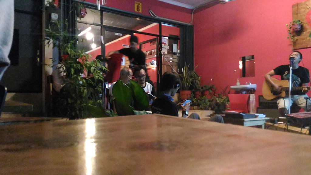 Yukss, menikmati sabtu malamnya disini bersama Om Don Hasman 😁😎