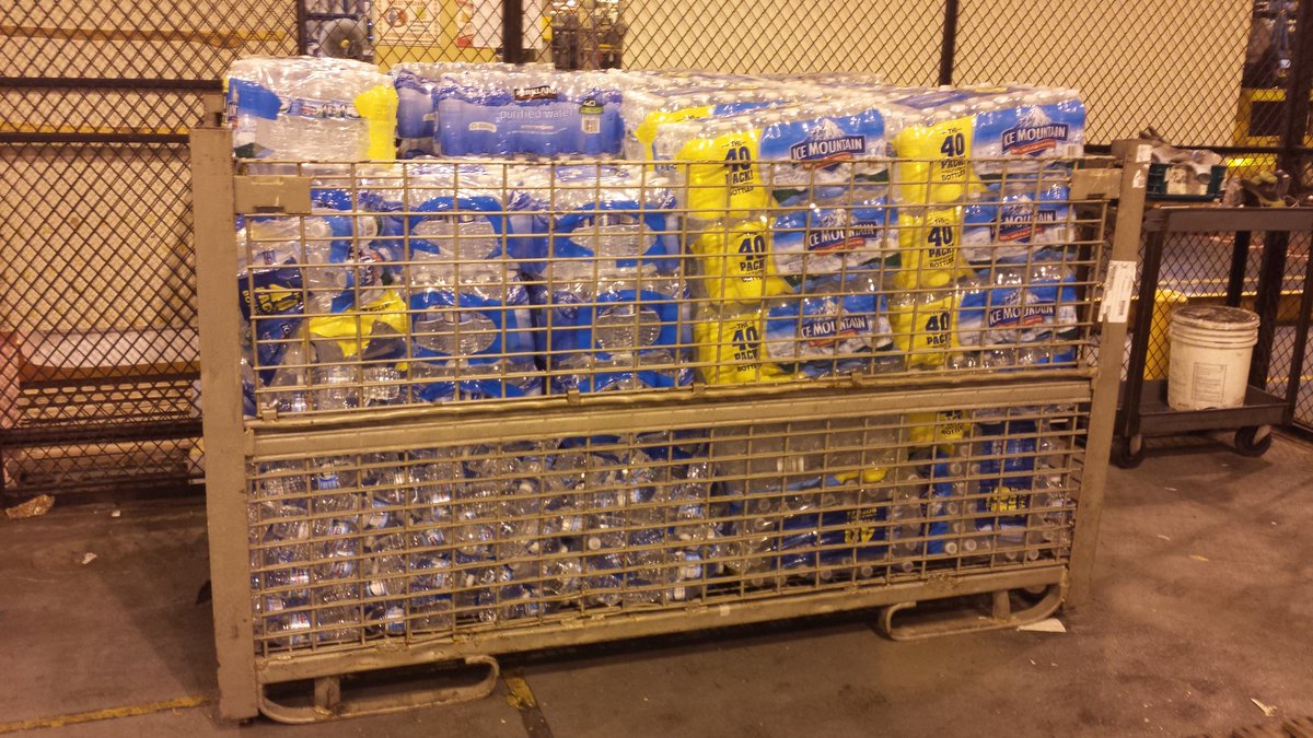 WellsDewrod99's tweet photo. Livonia Transmission is helping support the residents in Flint. Keep bringing the water. Local 182 in the community. https://t.co/W6yRsttygH