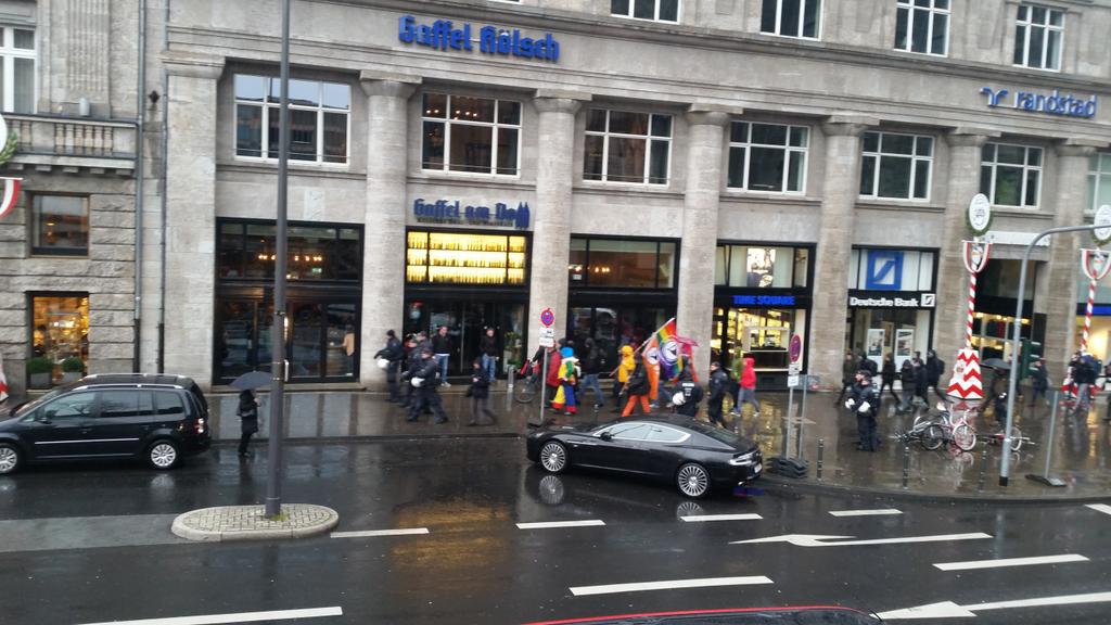 LeninaDC's tweet photo. #cgn301 1445 Gefährliche Piraten in Polizeibegleitung auf dem Weg zur Gegendemo ;-) https://t.co/JWp18hiNs3