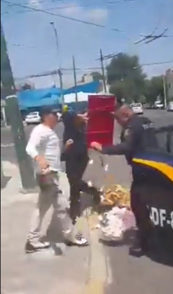 isidrocorro's tweet photo. Gandallas! Policías le tiran su mercancía a merenguero al tratar de detenerlo! Su delíto, trabajar honestamente! https://t.co/CcSylkzQpQ